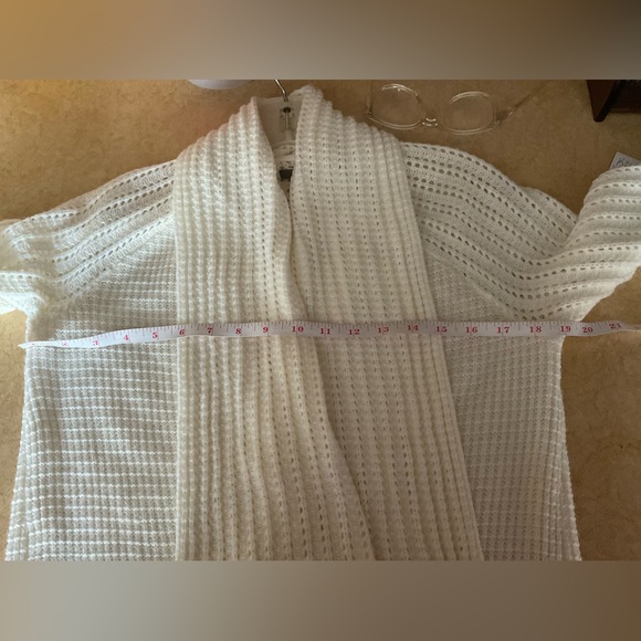 Daisy Fuentes: ladies long sleeves vanilla cream soft  knit cardigan sweater. - Picture 6 of 7